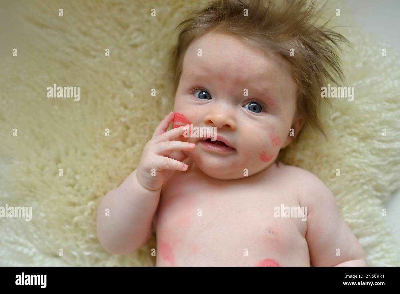 Nourrisson, fille, 3 mois, avec une bouche de bisous de rouge à lèvres, Bade-Wurtemberg, Allemagne Banque D'Images
