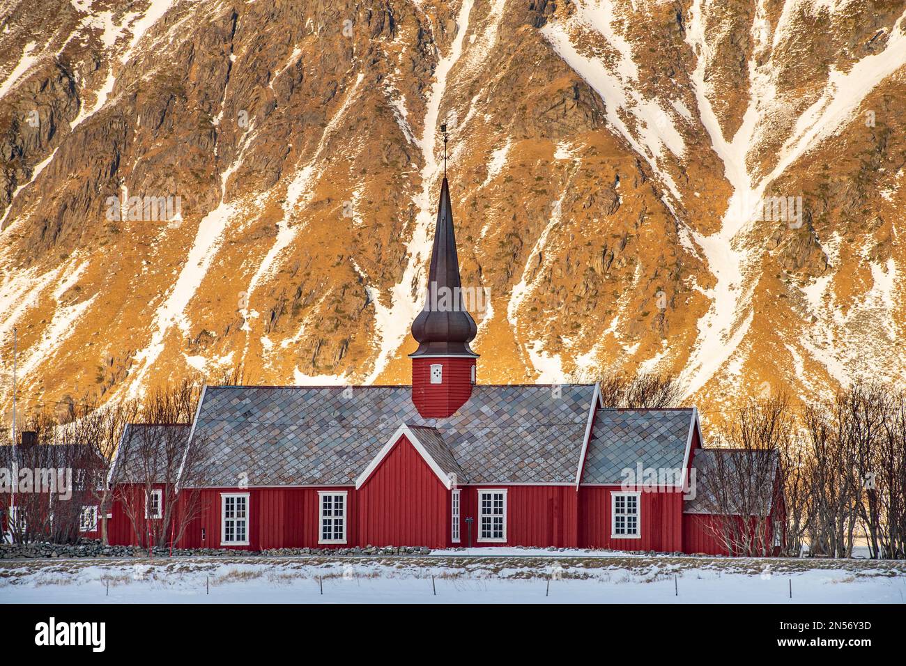 Paysage scandinave d'hiver avec église de la rive, église de Flakstad, église, montagnes, neige, Flakstad, Nordland, Lofoten, Norvège Banque D'Images
