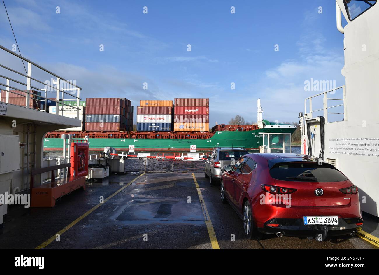 Ferry près de Fischerhuette sur le canal de Kiel, Schleswig-Holstein, Allemagne Banque D'Images