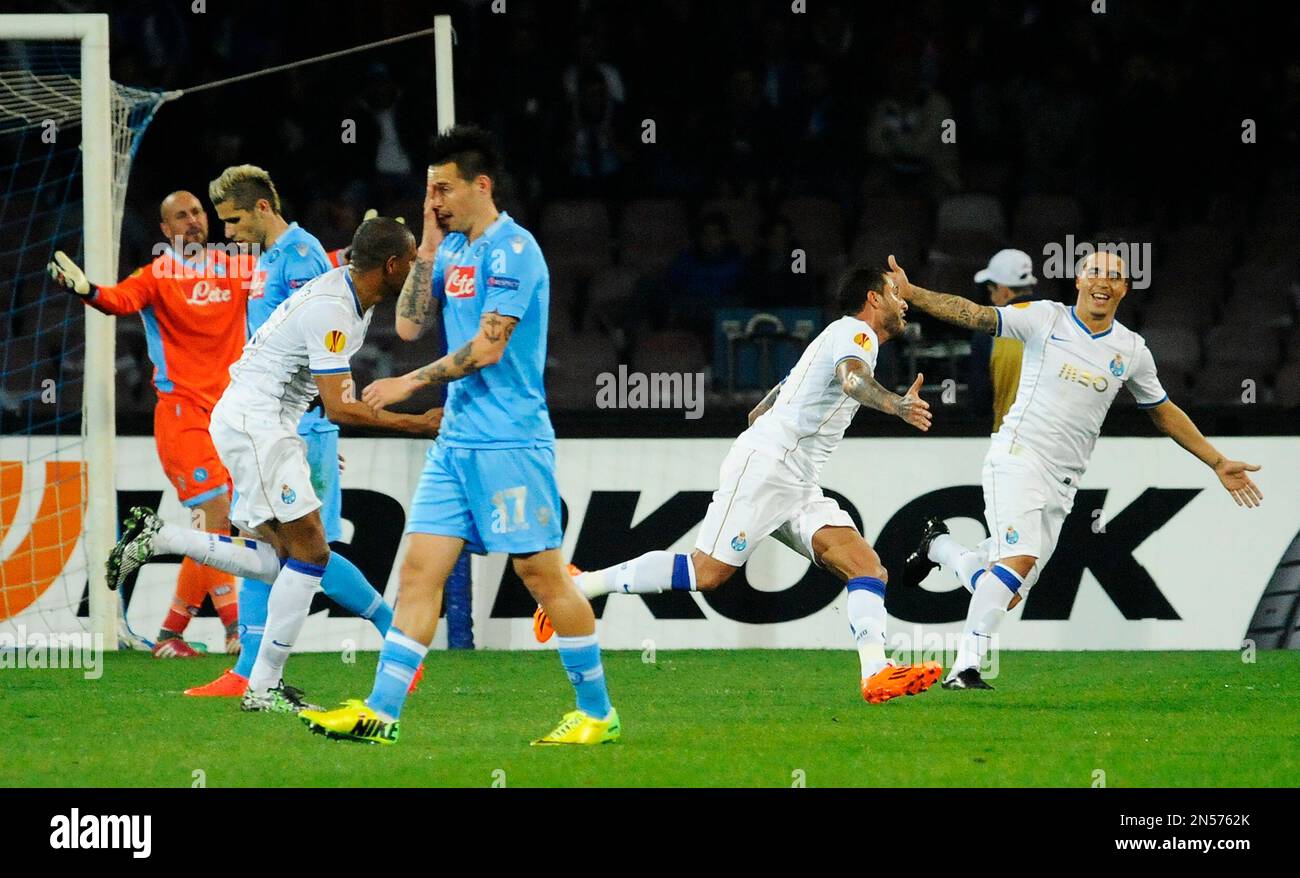 Porto's Ricardo Quaresma, second from right, celebrates after scoring during an Europa League, round of 16 return-leg soccer match, at the Naples San Paolo stadium, Italy, Thursday, March 20, 2014. (AP Photo/Salvatore Laporta) Banque D'Images