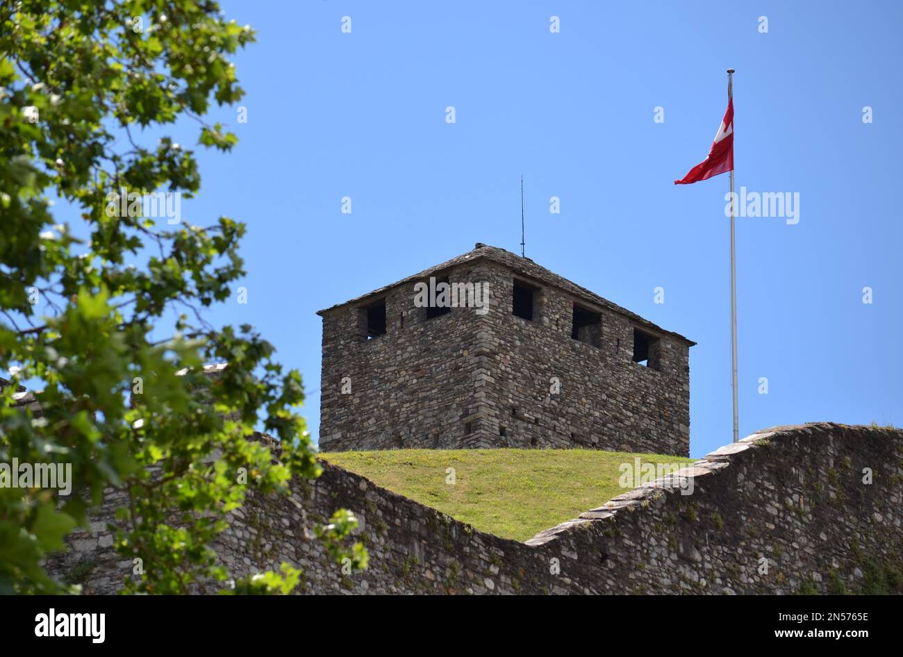 Un détail de Castalgrande, l'un des trois châteaux médiévaux de Bellinzona, ville classée au patrimoine mondial de l'UNESCO, dans le sud de la Suisse Banque D'Images