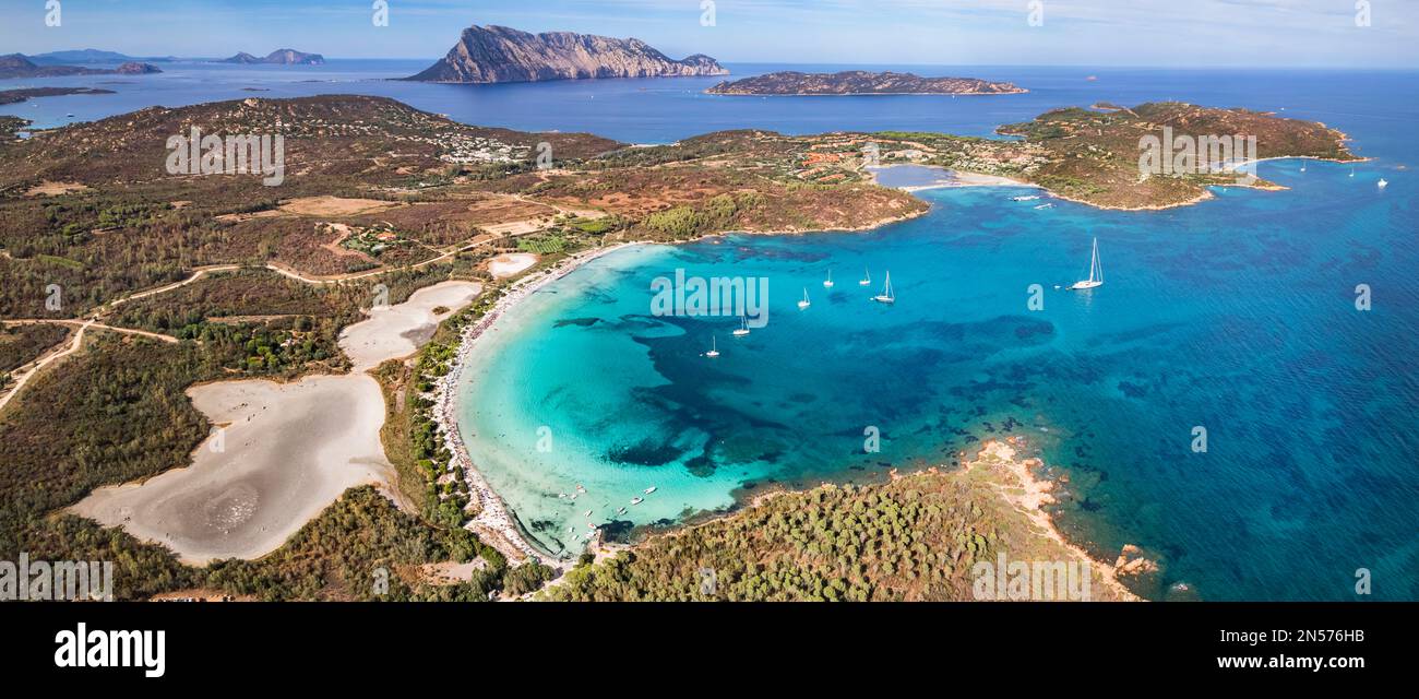 Sardegnia île paysage de la nature et les meilleures plages. Vue panoramique de drone aérienne sur la belle plage de Brandinchi au coucher du soleil. Vacances d'été en Italie Banque D'Images