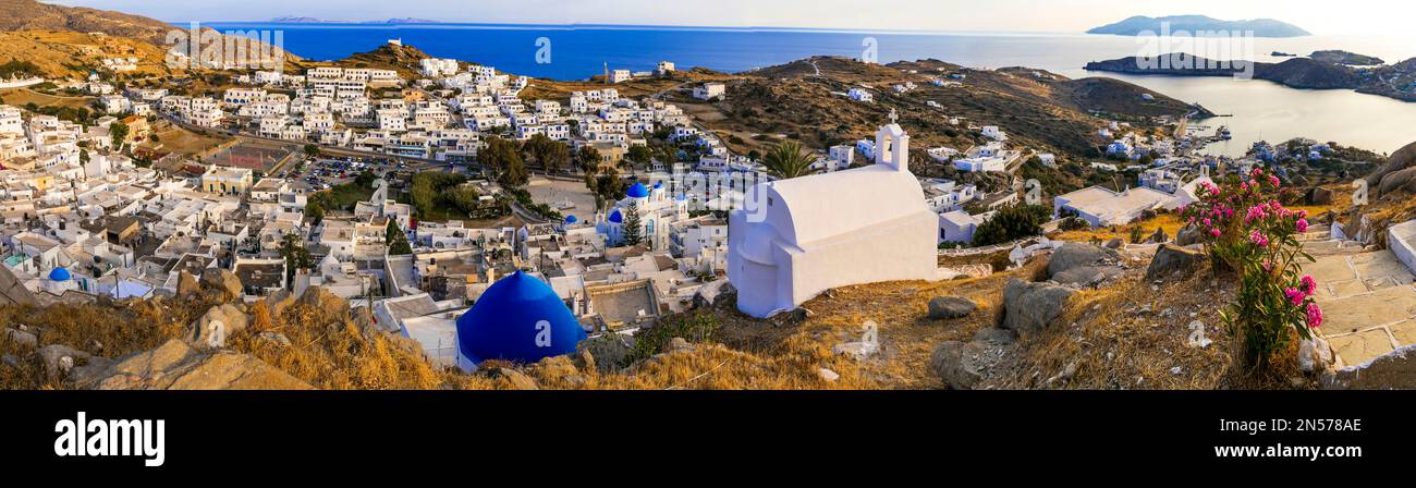 Vue panoramique à couper le souffle sur l'île d'iOS. Village de Chora avec églises et maisons blanches. Destination touristique populaire dans les Cyclades, Grèce Banque D'Images