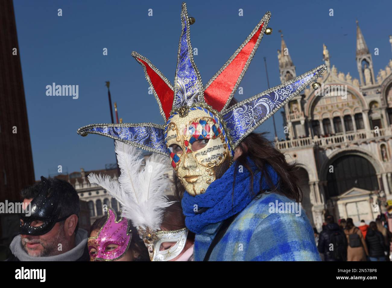 Venise, Italie. 8th févr. 2023. Fêtards masqués sur la place Saint-Marc, Venise, Italie. Cette année, le thème du carnaval est « Prenez votre temps pour les signes originaux », inspiré par les signes du zodiaque et le symbolisme de la ville de la lagune (Credit image: © Ervin Shulku/ZUMA Press Wire) USAGE ÉDITORIAL SEULEMENT! Non destiné À un usage commercial ! Banque D'Images