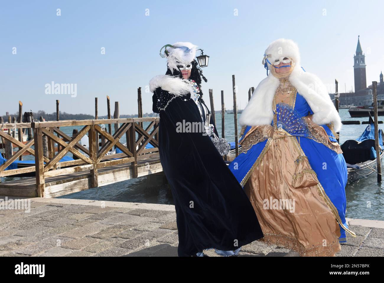 Venise, Italie. 8th févr. 2023. Les fêtards masqués portant un costume traditionnel de carnaval comme ils posent pour des photos sur la place Saint-Marc, Venise, Italie. Cette année, le thème du carnaval est ''Prenez votre temps pour les signes originaux'', inspiré par les signes du zodiaque et le symbolisme de la ville de la lagune. (Credit image: © Ervin Shulku/ZUMA Press Wire) USAGE ÉDITORIAL SEULEMENT! Non destiné À un usage commercial ! Banque D'Images