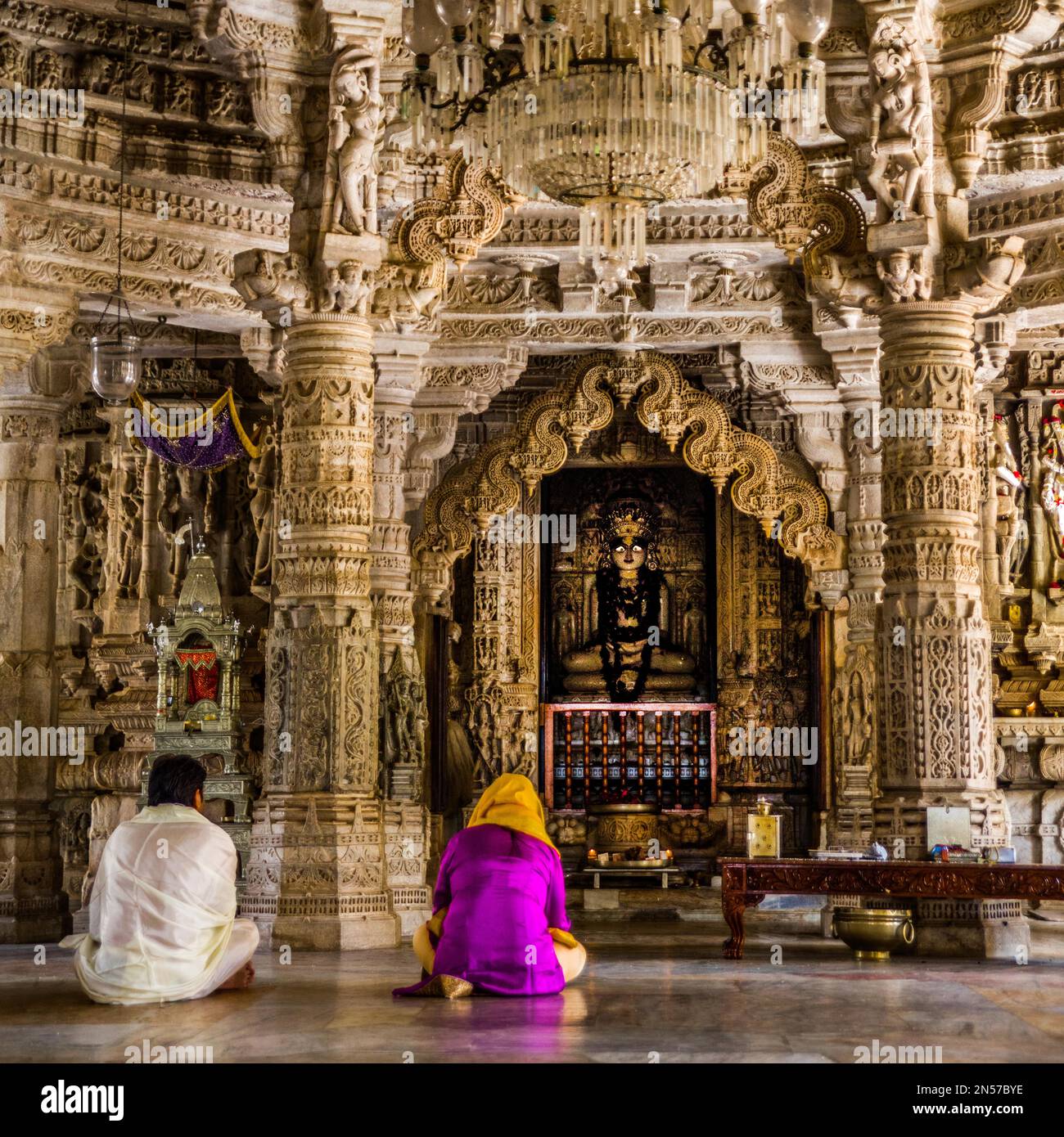 Sanctuaire central avec l'image culte en marbre à quatre faces de Chaumukha, le complexe du temple de Ranakpur, témoignage le plus important de l'architecture de Jain en Inde Banque D'Images