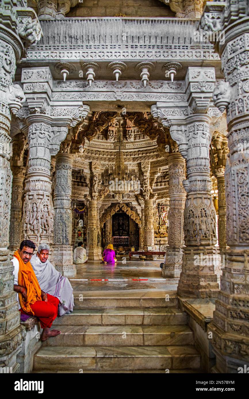 Sanctuaire central avec l'image culte en marbre à quatre faces de Chaumukha, le complexe du temple de Ranakpur, témoignage le plus important de l'architecture de Jain en Inde Banque D'Images