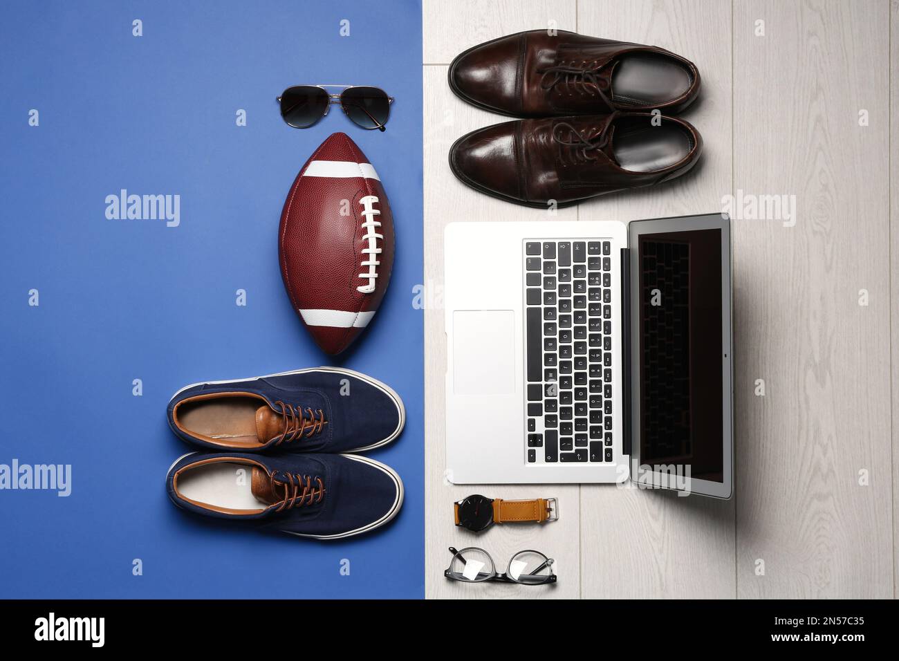 Composition Flat lay avec articles professionnels et accessoires de sport sur fond de couleur. Concept d'équilibre entre travail et vie Banque D'Images