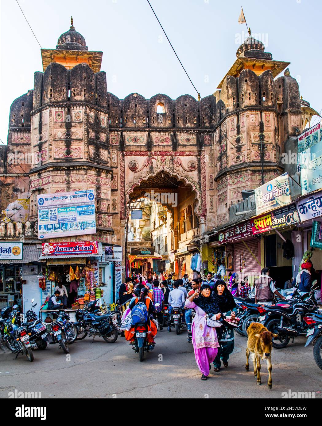 Porte à la vieille ville, marchés colorés et artisans dans la vieille ville de Bundi, Bundi, Rajasthan, Inde Banque D'Images