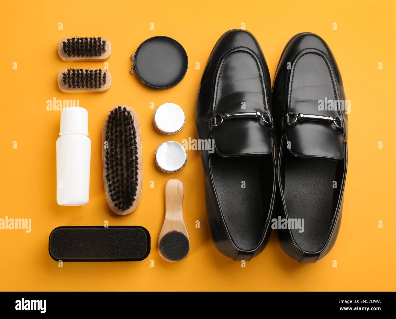 Composition de pose plate avec accessoires d'entretien des chaussures et  chaussures sur fond jaune Photo Stock - Alamy