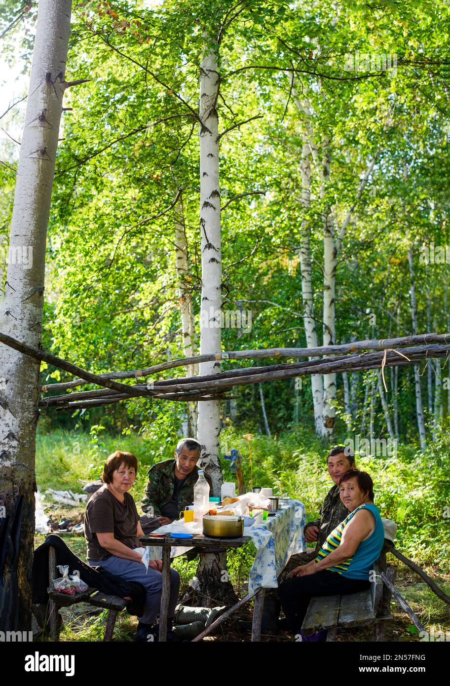 Deux couples de Yakuts âgés s'assoient à une table avec de la