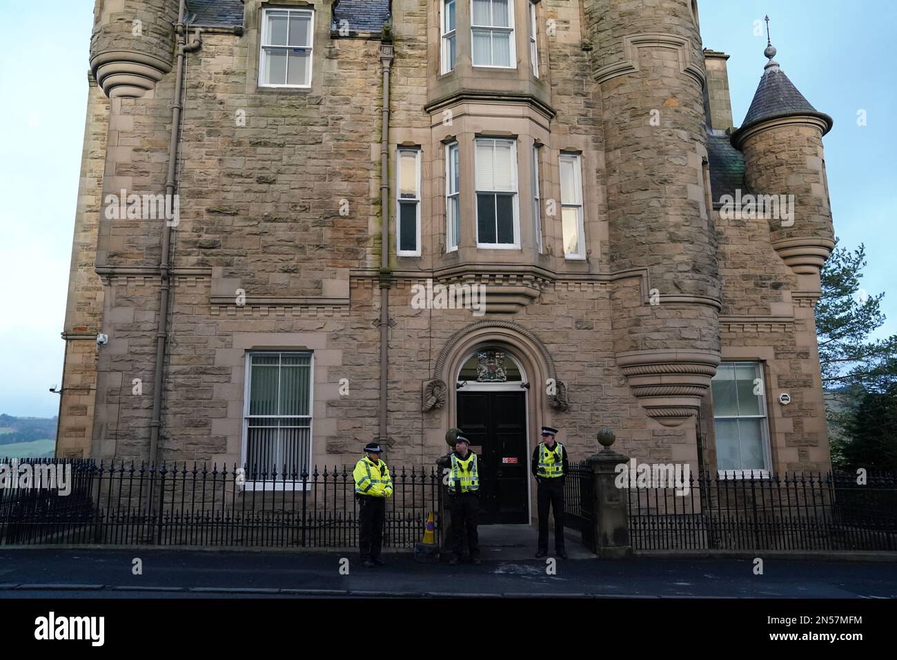 Des policiers devant le tribunal du shérif de Selkirk, aux frontières écossaises, où un jeune de 53 ans arrêté en raison de la disparition d'une jeune fille de 11 ans de Galashiels devrait apparaître aujourd'hui. Date de la photo: Jeudi 9 février 2023. Banque D'Images