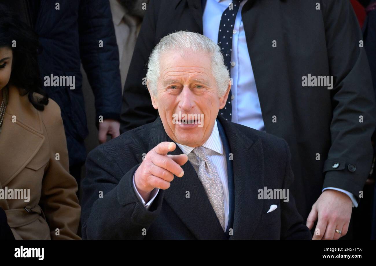 Le roi Charles III quitte la mosquée Masjid de Brick Lane à la fin de sa visite avec Camilla dans la communauté bangladaise de l'extrémité est de Londo Banque D'Images