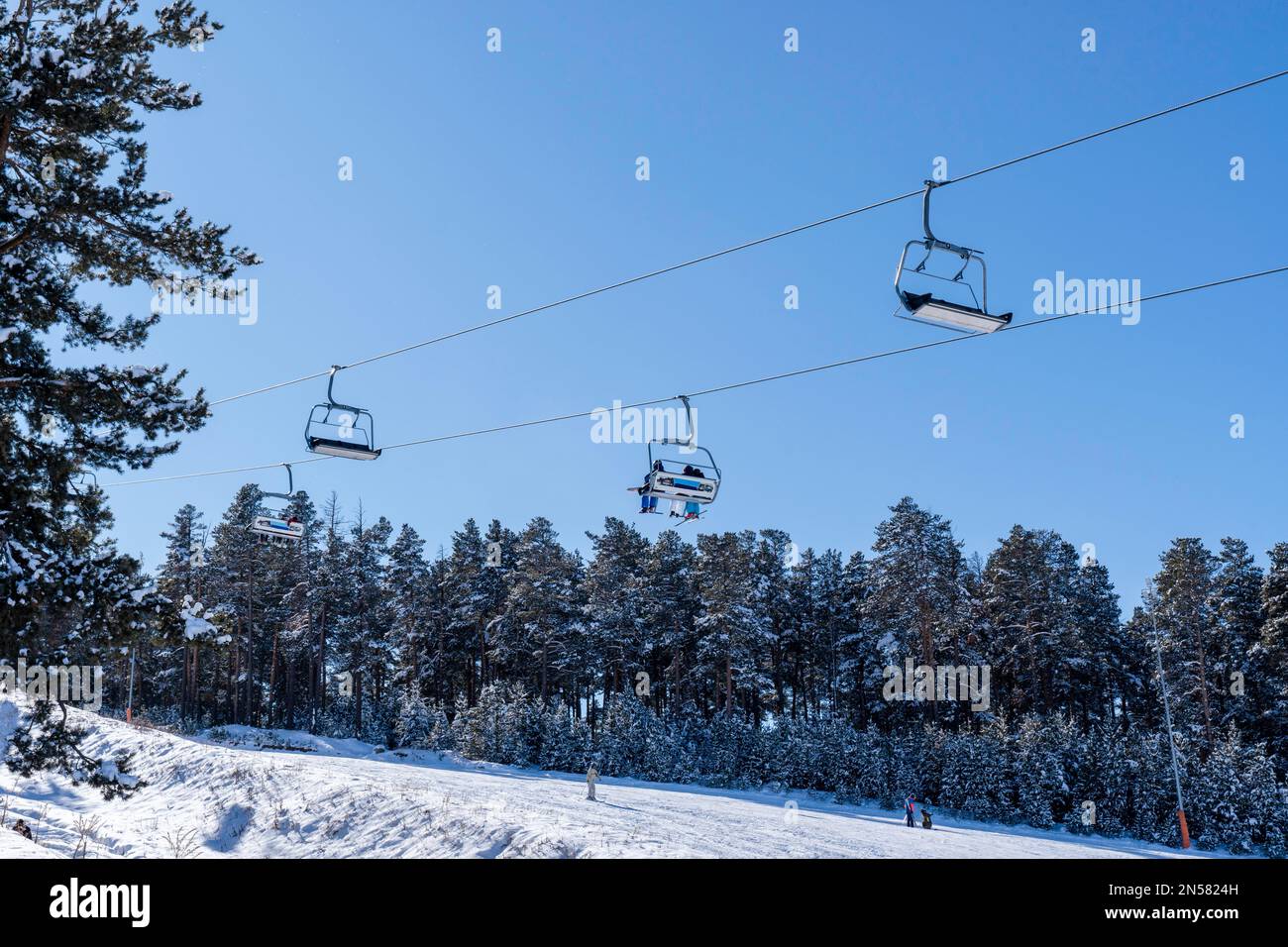 Ski Lift contre le ciel bleu et la forêt.concept de saison d'hiver. Photo de haute qualité Banque D'Images