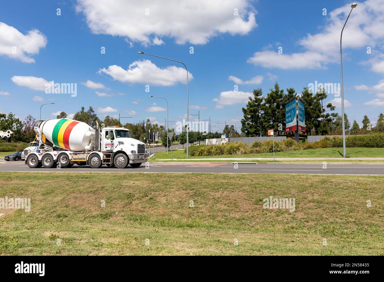 Camion à béton Ready Mix sur une route à ciel ouvert en Nouvelle-Galles du Sud, Australie été 2023 Banque D'Images