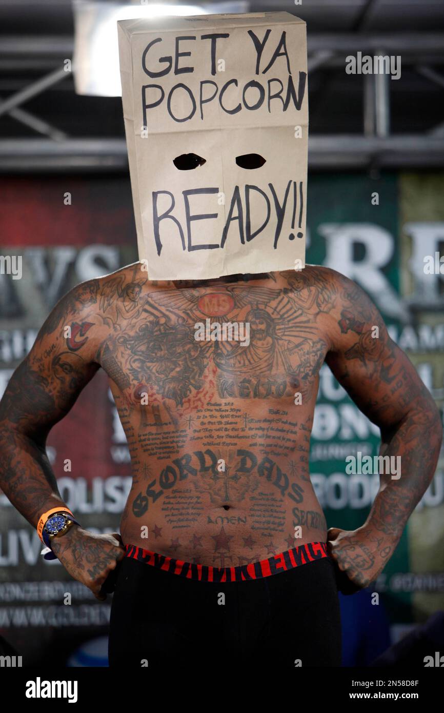 Boxer Malik Scott, wearing a mask made from a paper bag, poses for photos as he makes weight during the official weigh-in at the Ruben Rodriguez Coliseum in Bayamon, Puerto Rico, Friday, March 14, 2014. Scott will face WBC Continental Americas Heavyweight Champion Deontay Wilder in tin a Showtime Championship Boxing match Saturday. (AP Photo/Ricardo Arduengo) Banque D'Images