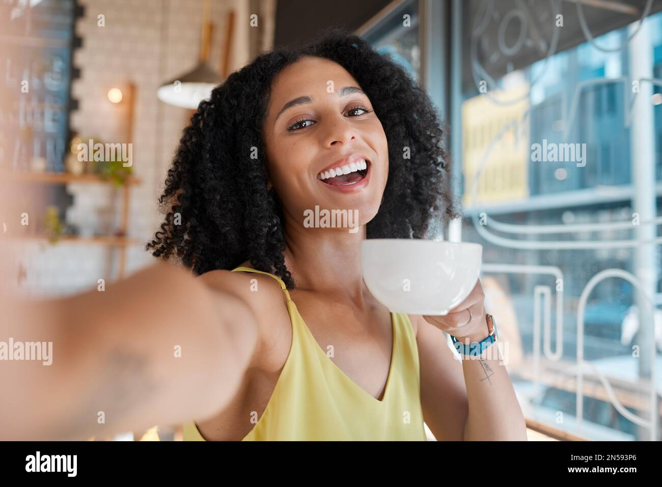 Bonne femme noire, portrait et selfie dans un café, restaurant ou