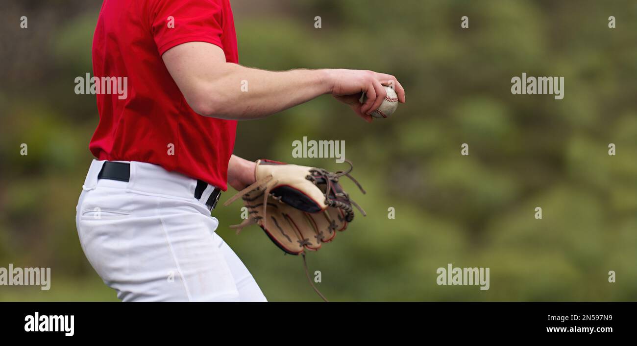 Lanceur de baseball prêt à jouer dans un match de baseball, joueur de softball universitaire Banque D'Images