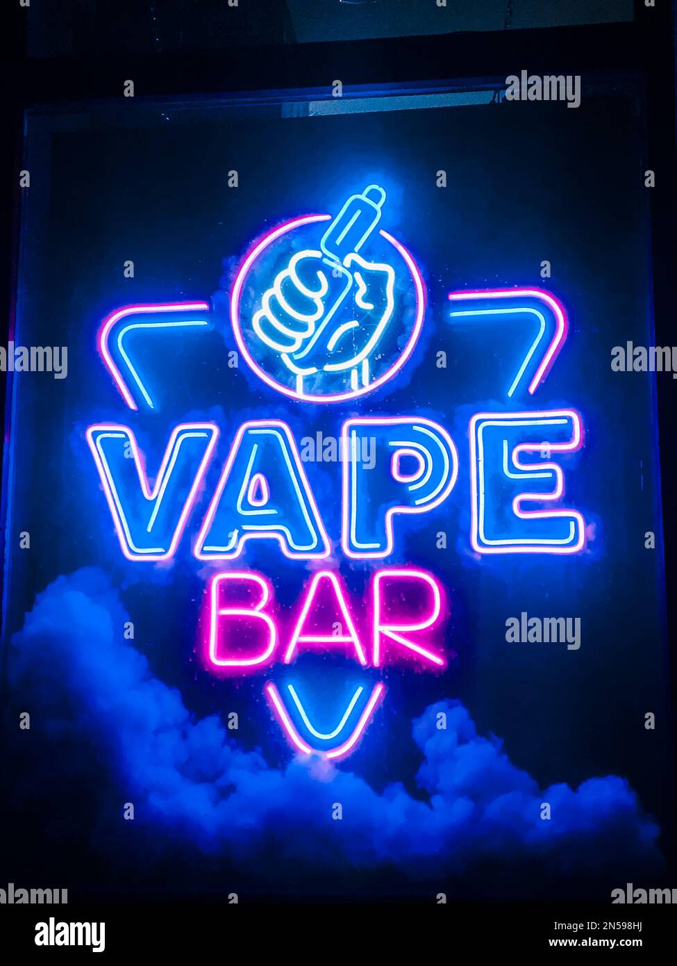 vape boutique électronique cigarette néon fenêtre couleur vitrine lumières  de signe brillent attirer des clients dans la rue la nuit.concept boutique  de vape Photo Stock