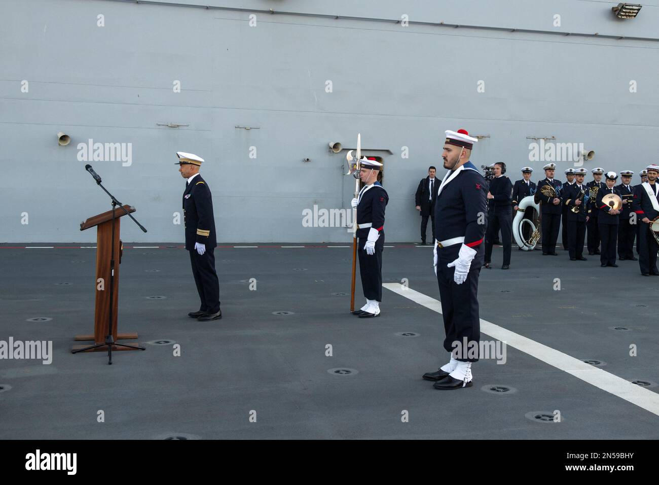 La cérémonie de la halberde a lieu sur le porte-hélicoptère amphibie (PHA) Dixmude. Le porte-hélicoptère amphibie (PHA) Dixmude et la frégate la Fayette, de la Marine française, ont quitté Toulon mercredi 8 février 2023 pour la mission Jeanne d’Arc en 14th. Après une cérémonie présidée par le général Thierry Burkhard, Chef d'état-major des forces armées françaises, les deux navires ont navilé sous le soleil, mais dans un vent fort et froid d'est. Photo de Laurent Coust/ABACAPRESS.COM Banque D'Images