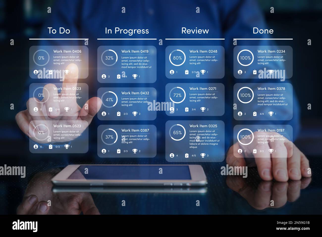 Développement de logiciels agiles ou gestion de projets à l'aide de tableaux de méthodologie kanban ou scrum à l'écran. Processus, flux de travail, outils d'organisation visuelle et Banque D'Images