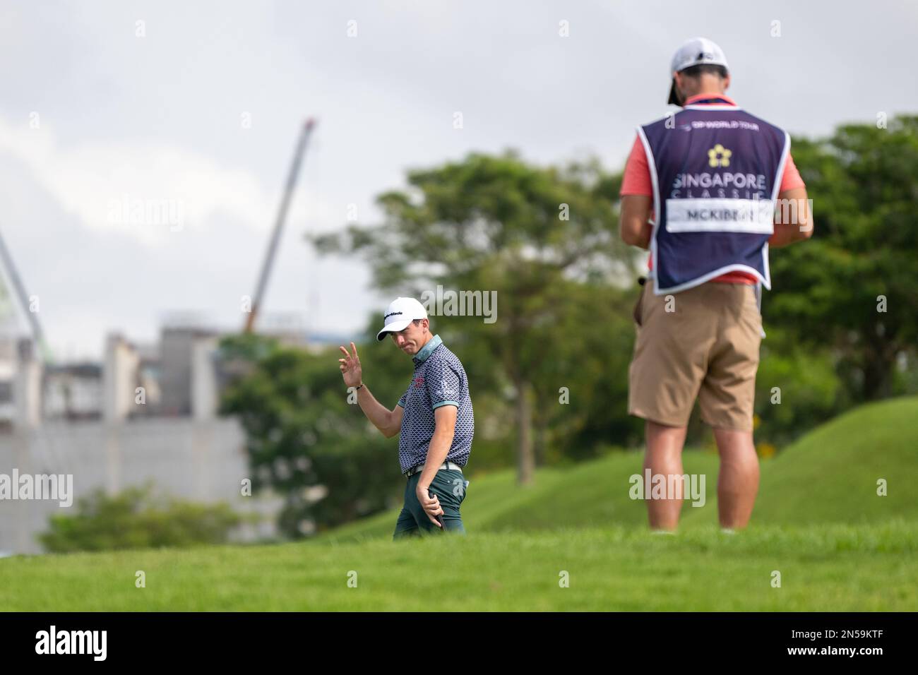 Singapour, SINGAPOUR. 09th février 2023. Tom McKibbin de L'IRLANDE DU NORD pute au trou 2 pendant la ronde de 1st le DP World Singapore Classic au Laguna National Golf Resort Club de Singapour, SINGAPOUR. McKibbin fermera avec un huit-moins de 64 pour prendre la tête du club sur 8-under par. Crédit : Jason Butler/Alay Live News. Banque D'Images