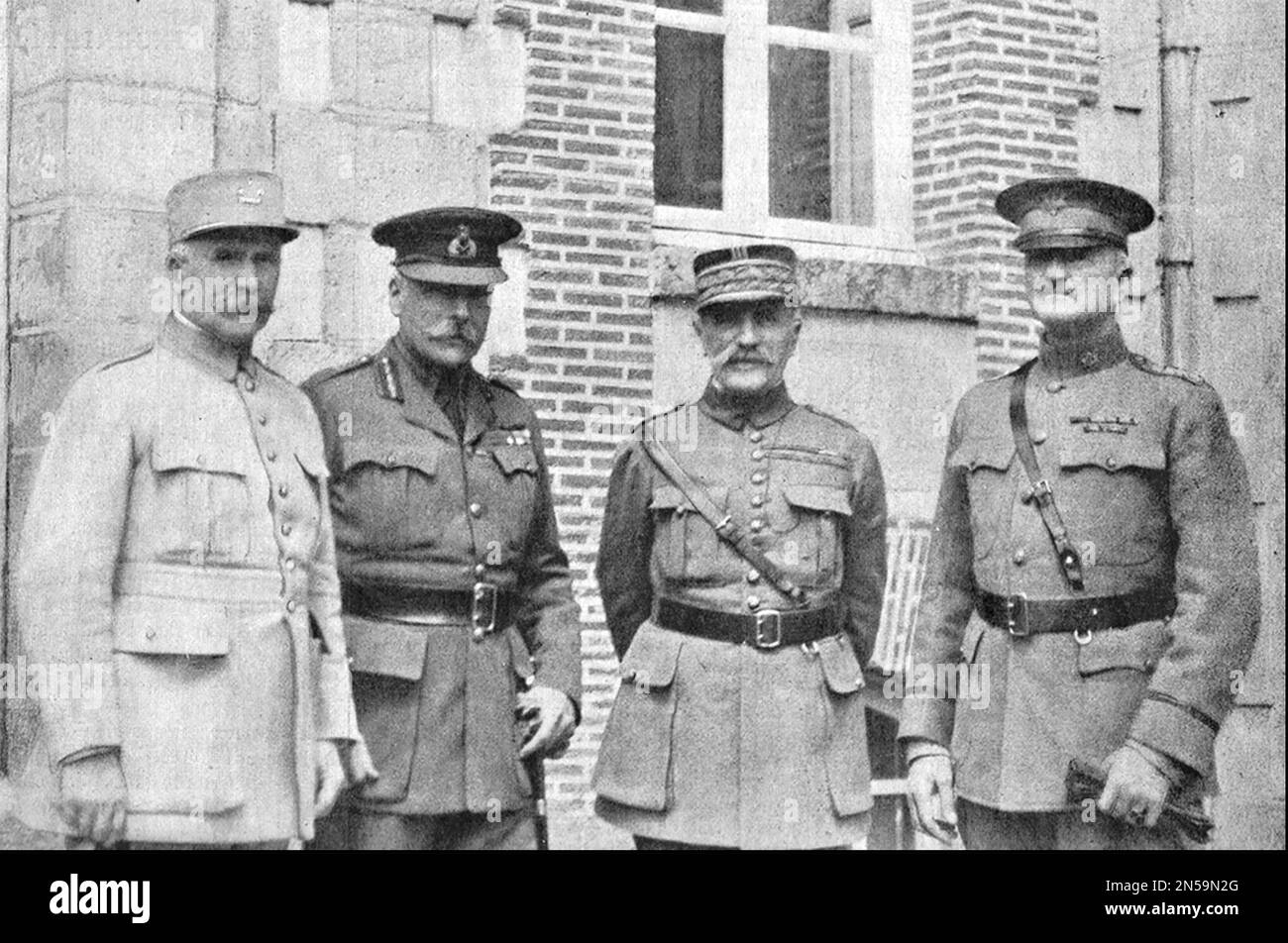 PREMIÈRE GUERRE MONDIALE les généraux alliés de gauche : Petain,Haig,Foch,Pershing au siège britannique, le Château Valvion, au nord d'Amiens en 1917 Banque D'Images