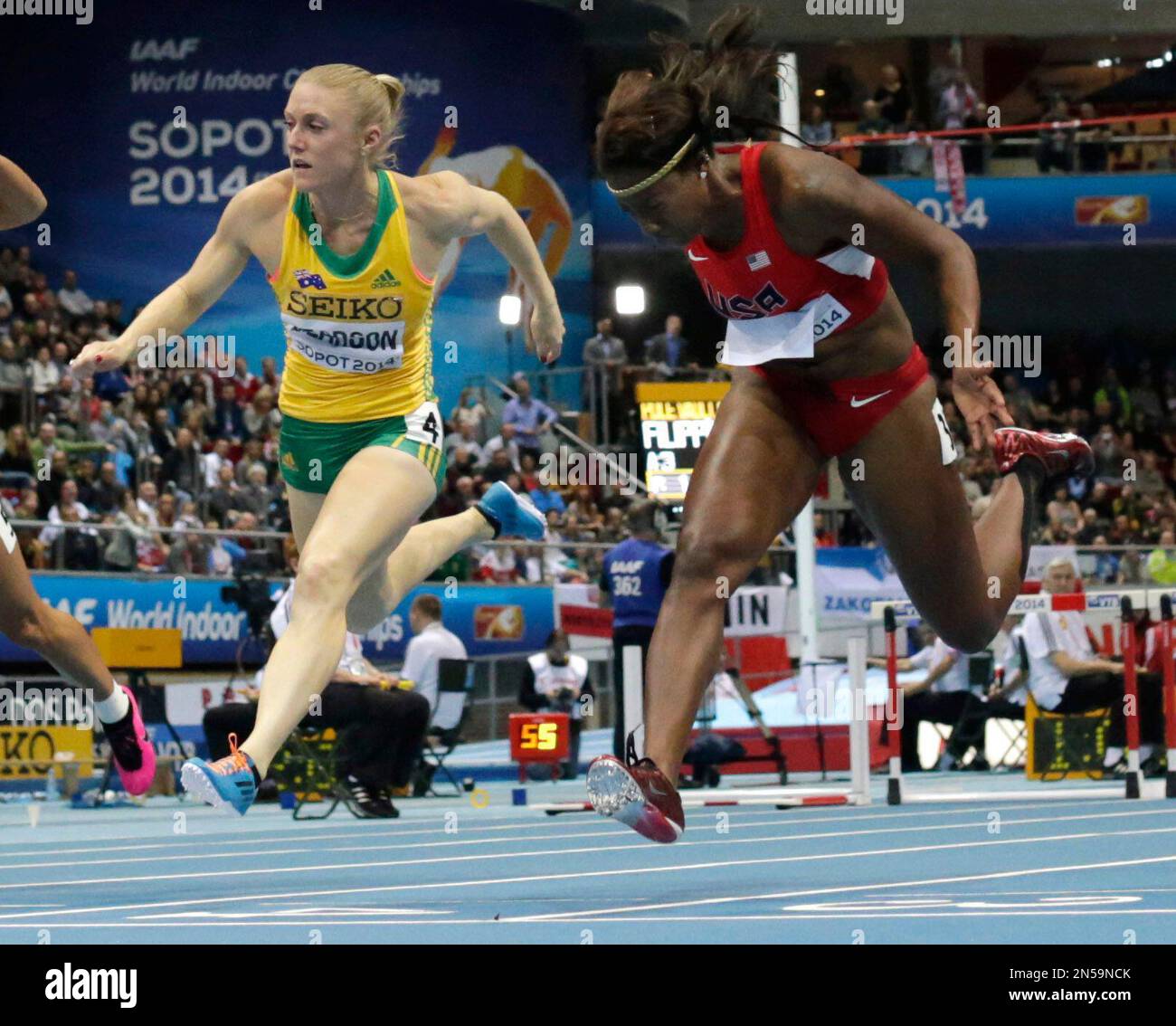 Australia's silver medal winner Sally Pearson, left, and United States' gold medal winner Nia Ali cross the line of the women's 60m hurdles final during the Athletics Indoor World Championships in Sopot, Poland, Saturday, March 8, 2014. (AP Photo/Matt Dunham) Banque D'Images