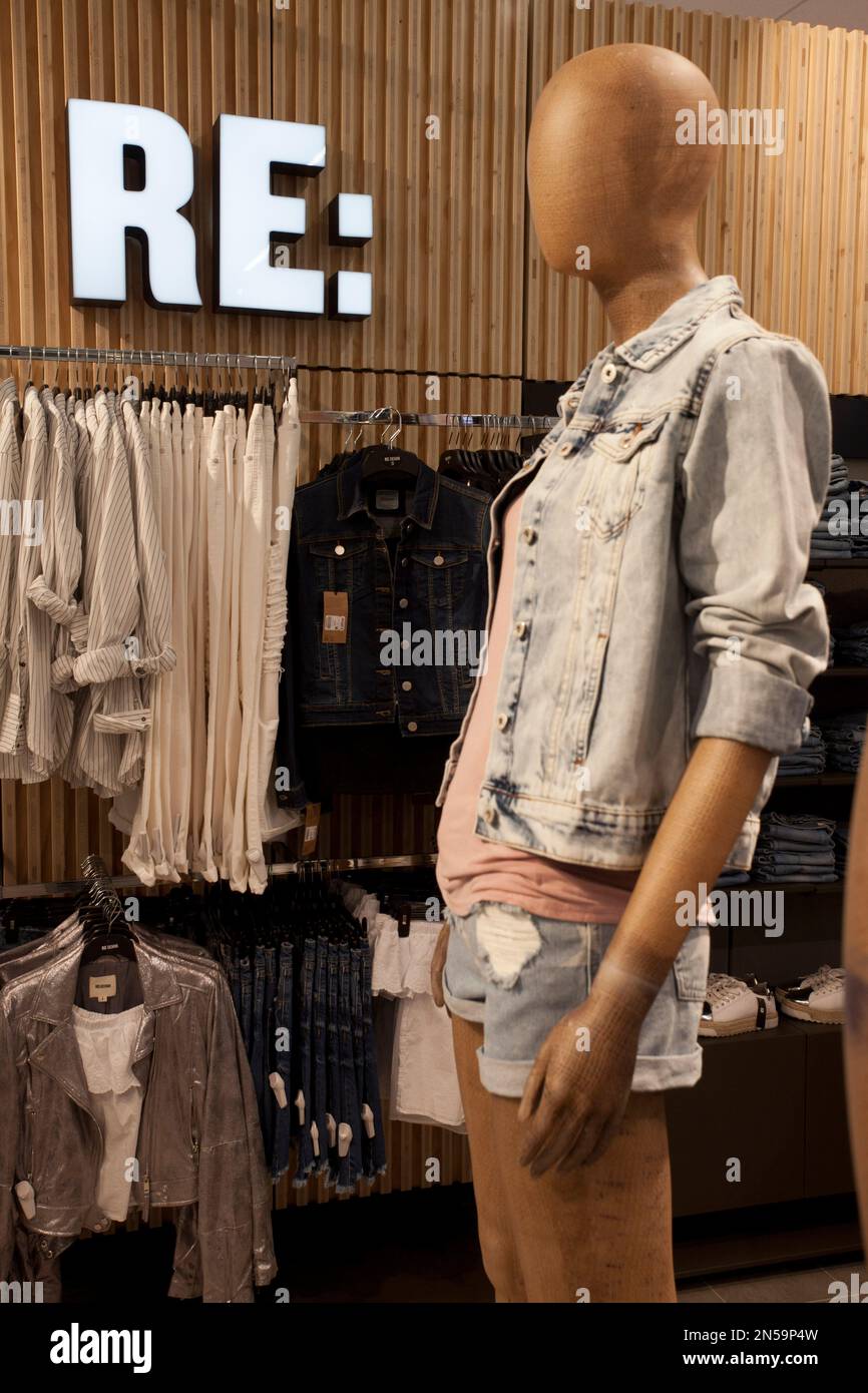 RE Woolworths Premium denim, Table Bay Mall Banque D'Images