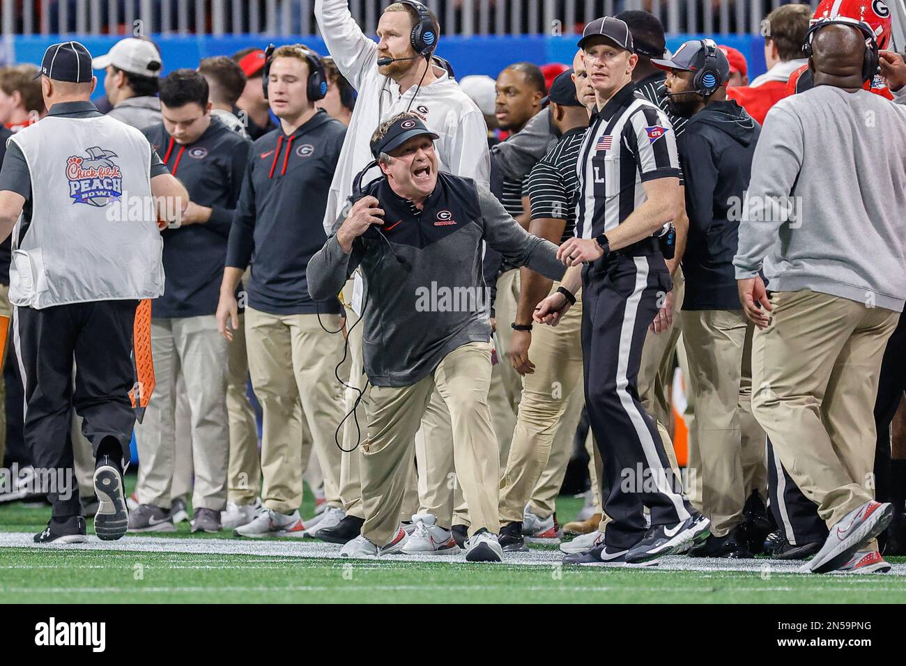 31 décembre 2022 : l'entraîneur-chef de Géorgie, Kirby Smart, interroge un officiel sur un appel lors du Chick-fil-A Peach Bowl (un demi-final de football de l'université) avec les Buckees #4 de l'État de l'Ohio et les Bulldogs #1 de Géorgie, joué au stade Mercedes-Benz à Atlanta, en Géorgie. Les Georgia Bulldogs viennent de derrière pour vaincre l'État de l'Ohio, 42-41. Cecil Copeland/MarinMedia.org/CSM Banque D'Images