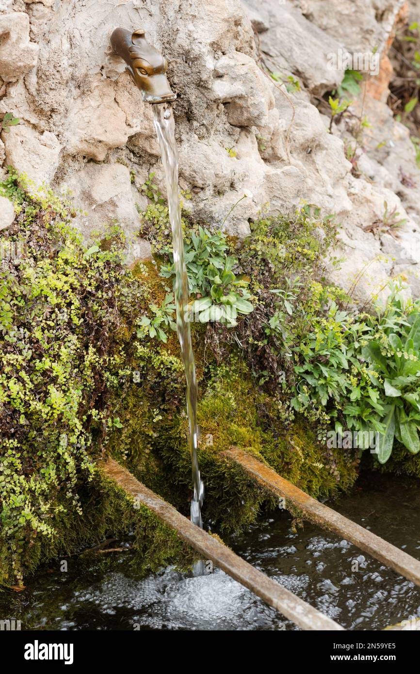Fontaine d'eau douce au-dessus du ruisseau dans le jardin de l'abbaye de Gellone dans le célèbre village de Saint Guilhem le désert protégé par l'UNESCO, France Banque D'Images