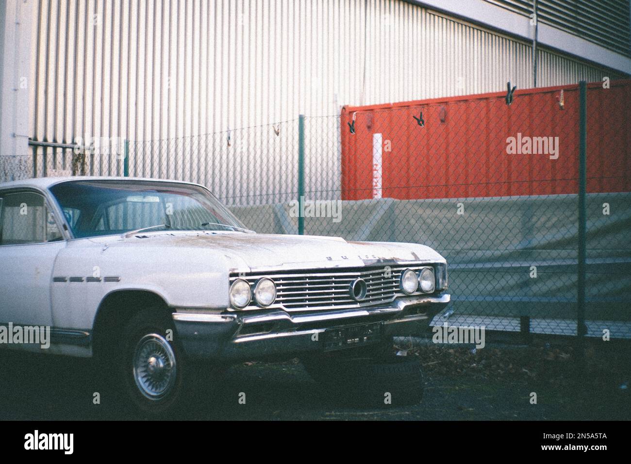 Une photo vintage d'une Buick ancienne et brisée. La voiture est rétro et est située dans une cour. L'ancien est un classique américain. Sa verticale. Banque D'Images