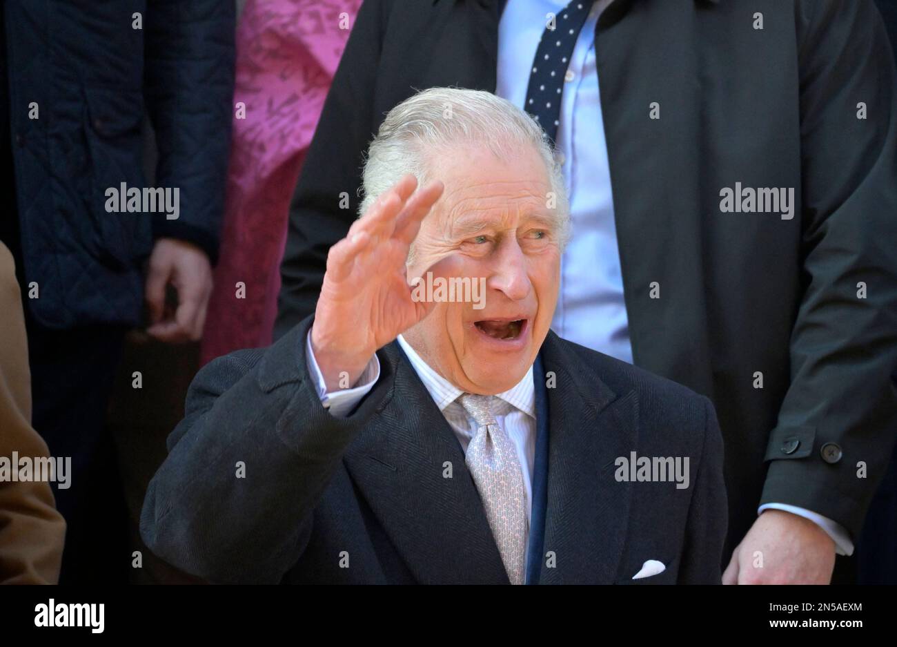 Le roi Charles III quitte la mosquée Masjid de Brick Lane à la fin de sa visite avec Camilla dans la communauté bangladaise de l'extrémité est de Londo Banque D'Images