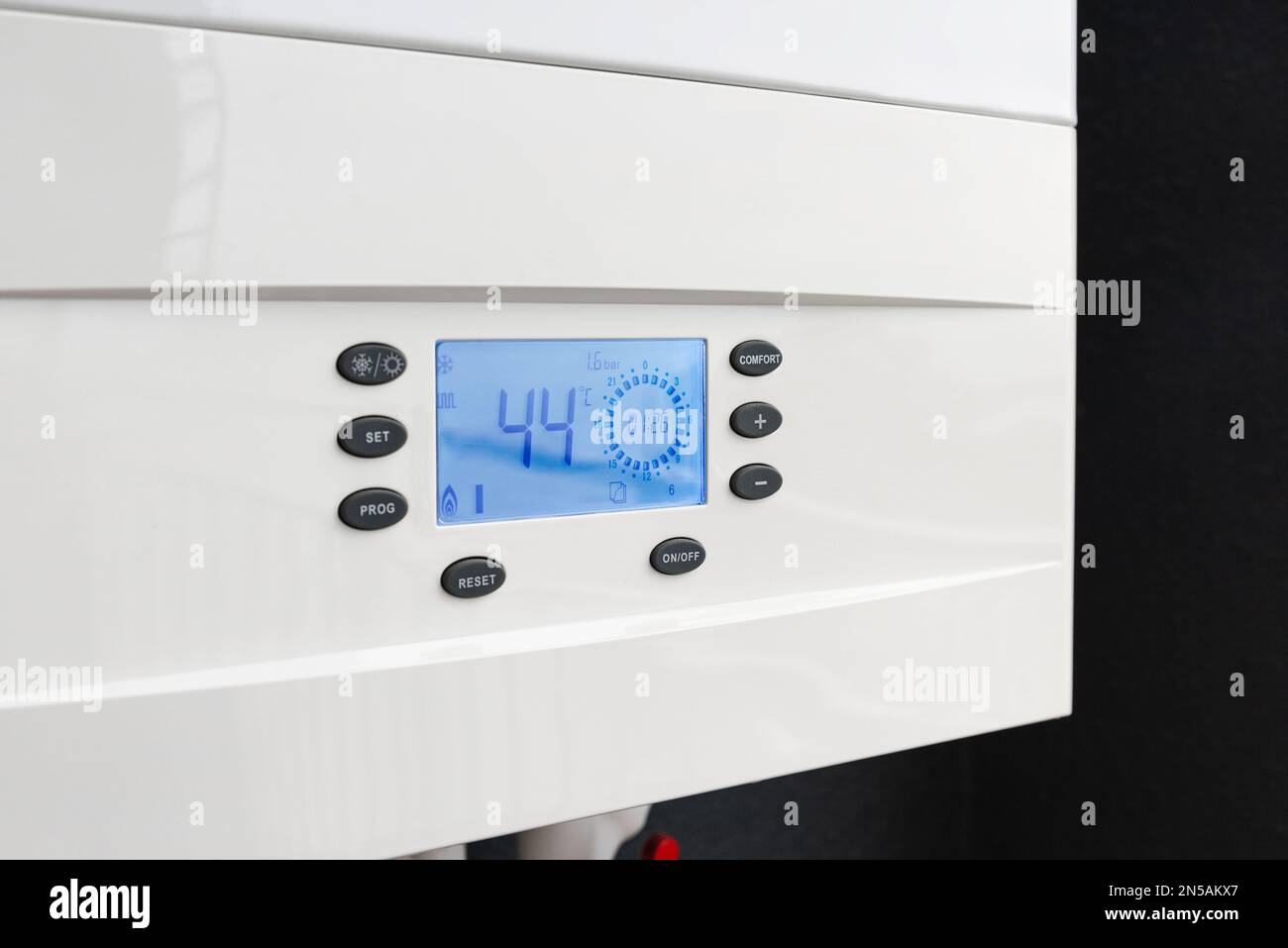 Gros plan du panneau de commande intelligent de la chaudière à gaz pour le chauffage à domicile et l'eau chaude en hiver. Appareil moderne Banque D'Images