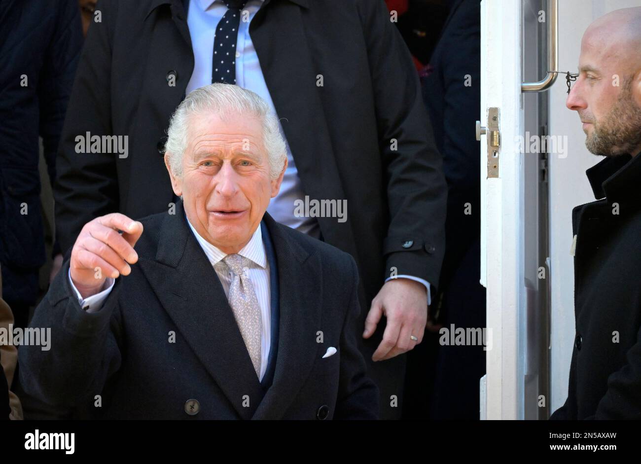 Le roi Charles III quitte la mosquée Masjid de Brick Lane à la fin de sa visite avec Camilla dans la communauté bangladaise de l'extrémité est de Londo Banque D'Images