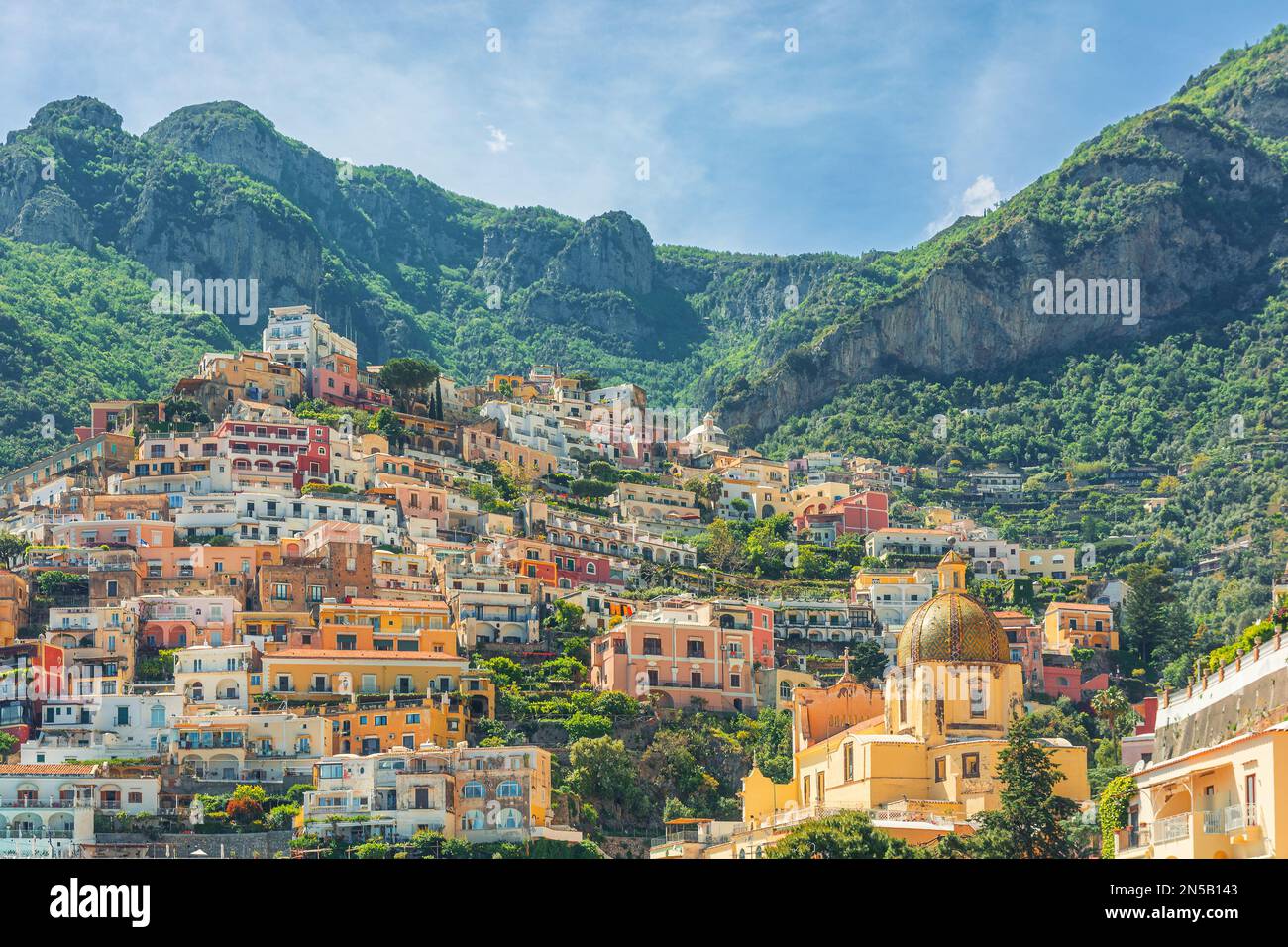 Vue sur la ville de Positano avec des bâtiments colorés et l'église notre-Dame de l'Assomption sur la côte amalfitaine, Campanie, Italie. Station balnéaire populaire Banque D'Images