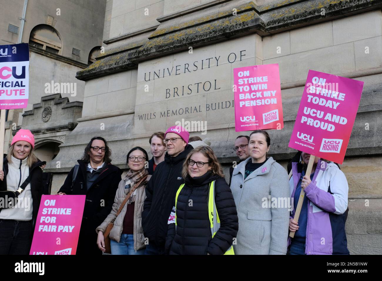 UCU Pickets à l'extérieur du Wills Memorial Building de l'université de Bristol. Aidées par l'UCU Union, les professeurs et le personnel de l'université continuent de faire grève dans leur lutte pour les retraites, un salaire juste et égal, des charges de travail raisonnables et la fin des contrats précaires. Crédit : JMF News/Alay Live News Banque D'Images