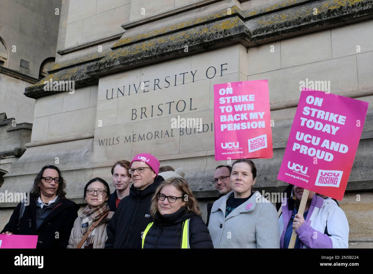 UCU Pickets à l'extérieur du Wills Memorial Building de l'université de Bristol. Aidées par l'UCU Union, les professeurs et le personnel de l'université continuent de faire grève dans leur lutte pour les retraites, un salaire juste et égal, des charges de travail raisonnables et la fin des contrats précaires. Crédit : JMF News/Alay Live News Banque D'Images