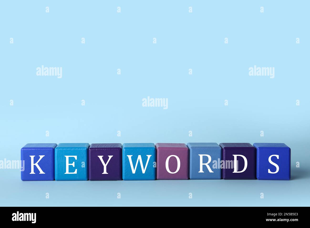 Cubes colorés avec mots-CLÉS sur fond bleu clair Banque D'Images