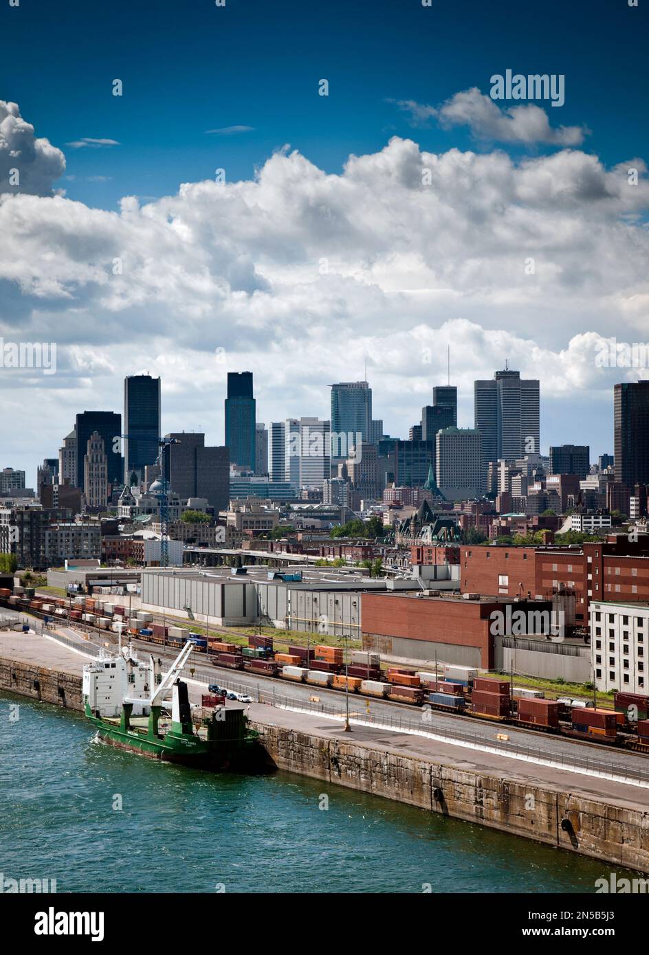 Vue sur la zone industrielle, le port et les gratte-ciel de Montréal, Québec, Canada Banque D'Images