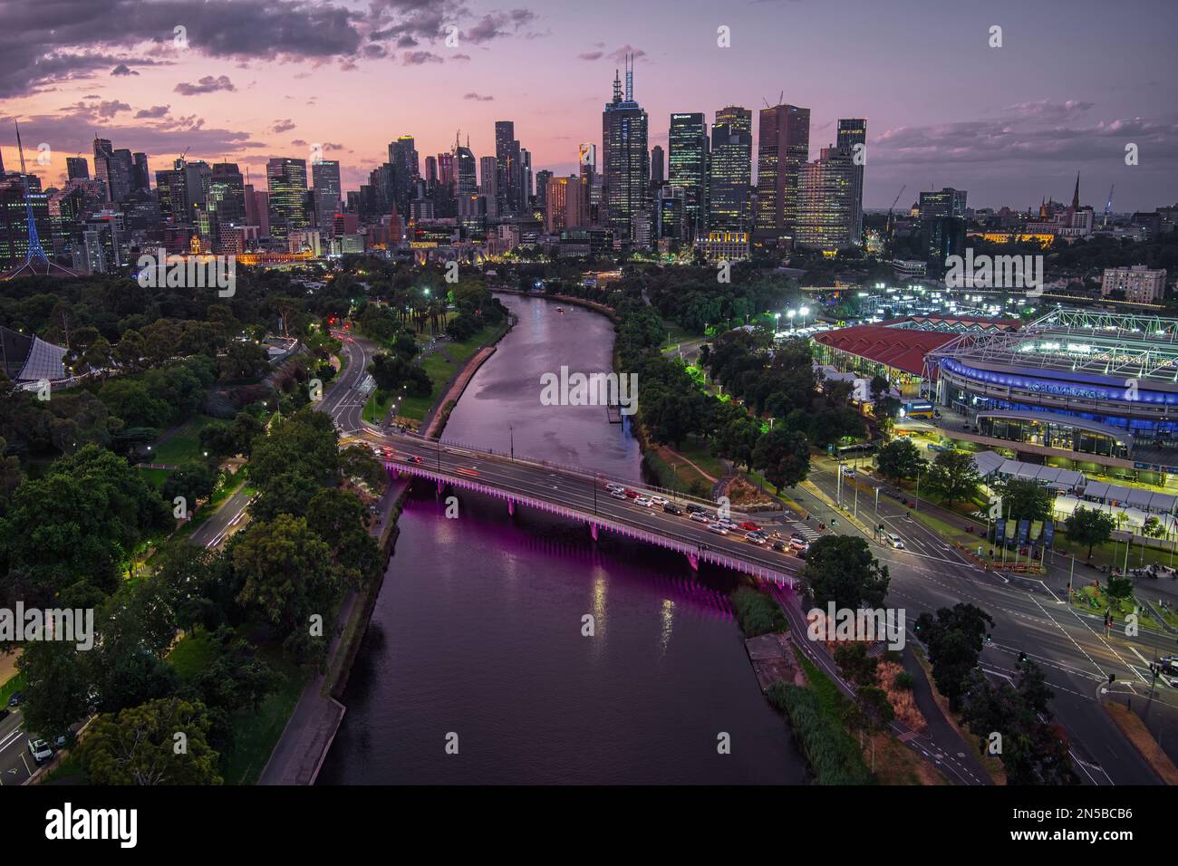Photo aérienne du parc de Melbourne, du MCG et du fleuve Yarra pendant l'Open de tennis australien. Mercredi 25 janvier 2023. Melbourne Skyline Banque D'Images