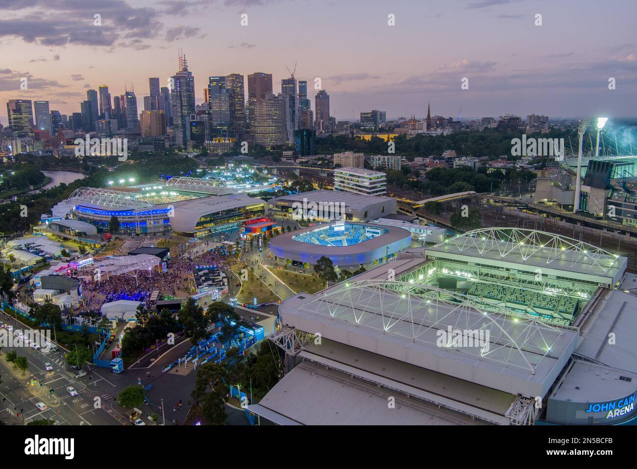 Photo aérienne du parc de Melbourne, du MCG et de la Yarra River pendant l'Open de tennis australien avec Melbourne Skyline au coucher du soleil. 25th janvier 2023. Banque D'Images