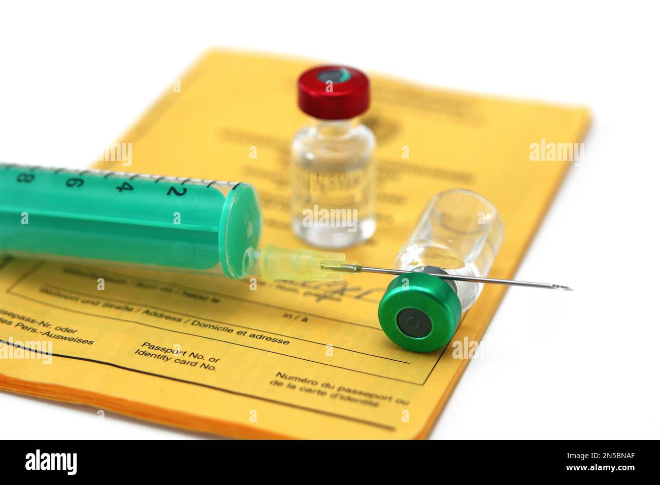 certificat de vaccination, seringue en plastique jetable avec aiguille jetable et ampoules perforables Banque D'Images