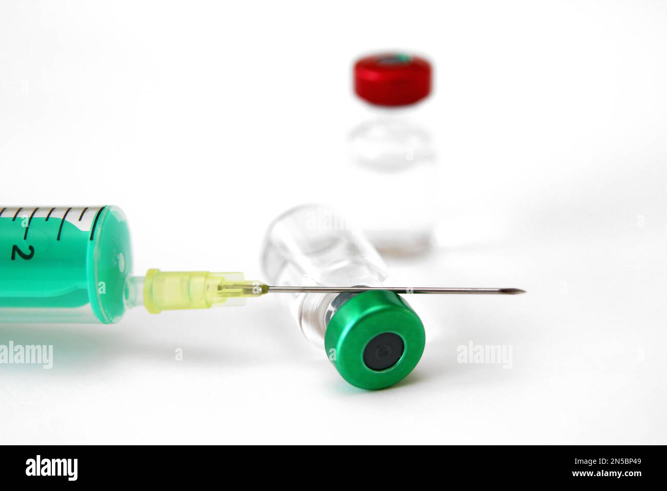 protection immunitaire vaccine, seringue en plastique jetable avec aiguille jetable et ampoules perforables Banque D'Images