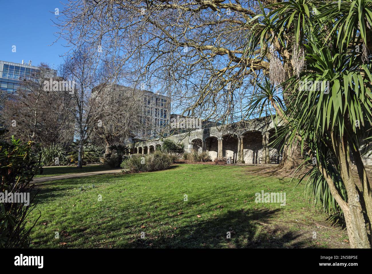 Le parc Drake’s place est un endroit tranquille à côté du réservoir, au sein du campus de l’Université de Plymouth. Classé dans la catégorie II de l'Angleterre historique. Banque D'Images