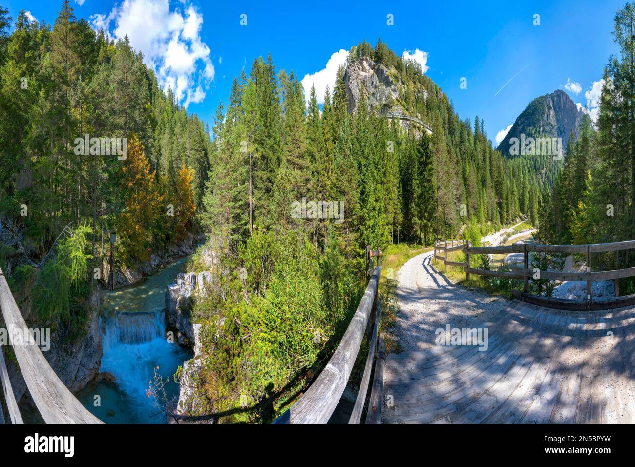 Pont en bois sur un ruisseau de montagne près de Cortina, Italie, Tyrol du Sud, Dolomites Banque D'Images