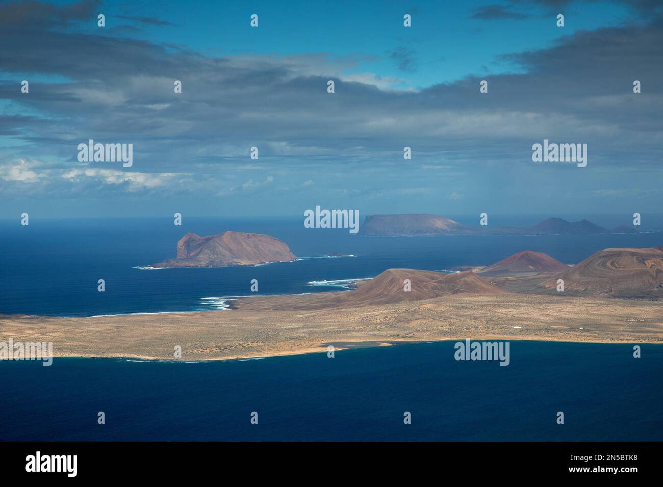Vue de Risco de Famara à la Graciosa et des îles rocheuses autour de Montana Clara, îles Canaries, Lanzarote, Haria Banque D'Images
