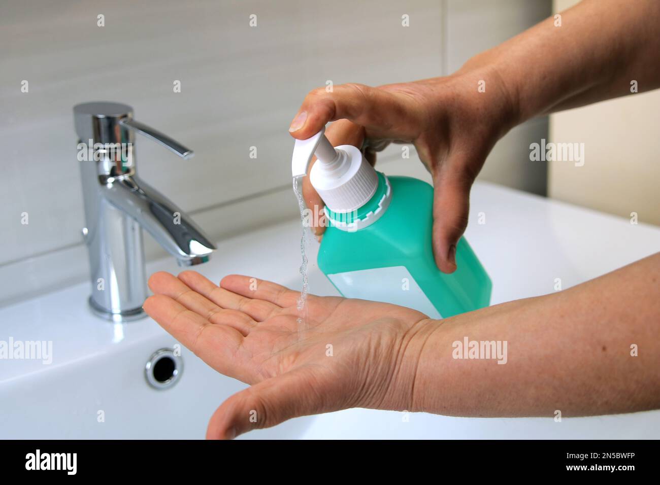 se laver les mains avec des produits désinfectants pour les mains Banque D'Images