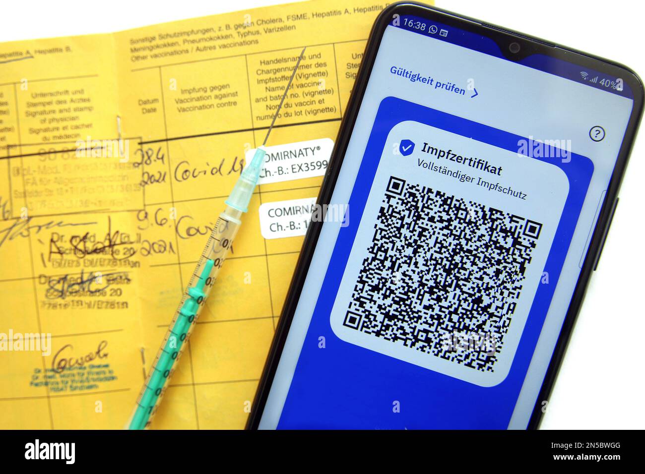 protection complète contre la vaccination, livret de vaccination avec certificat de vaccination numérique Banque D'Images