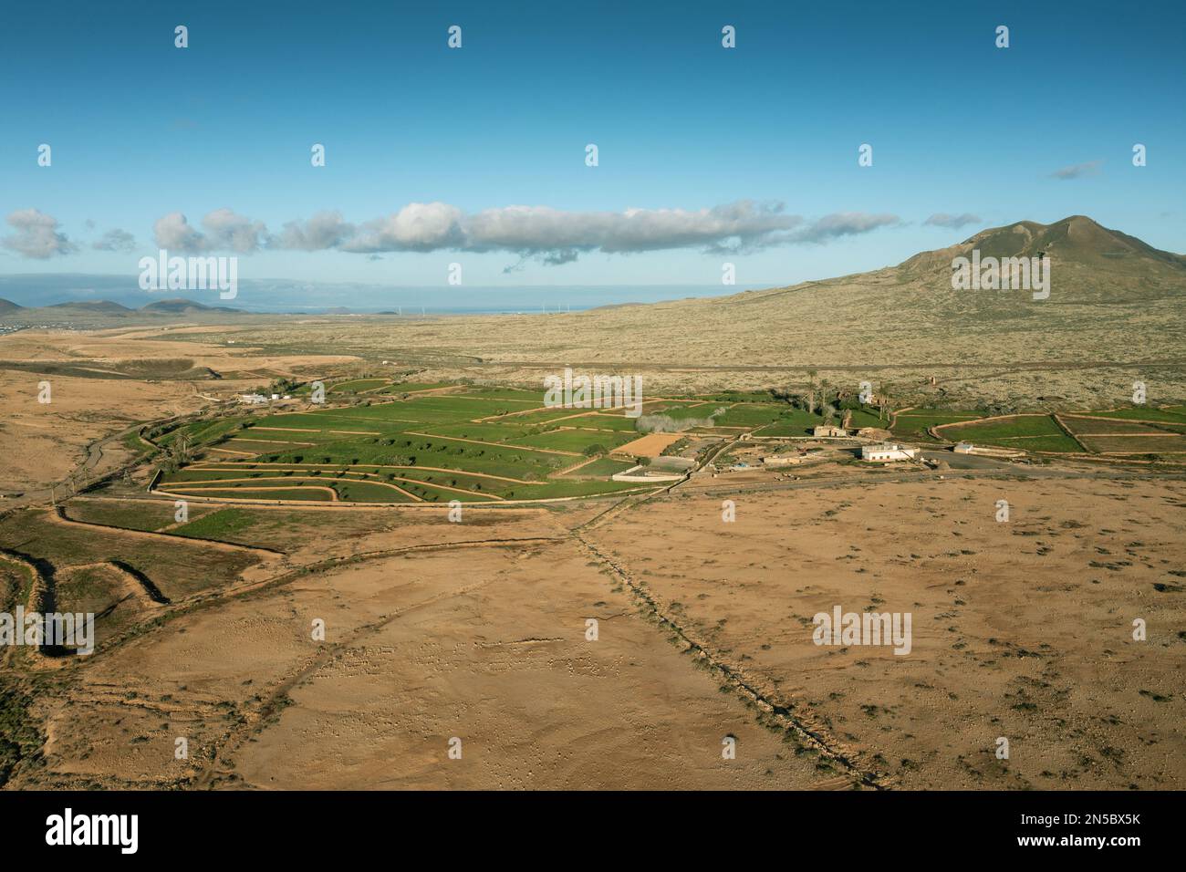 Finca Rosa de los Negrines devant Montana de la Arena, vue aérienne, îles Canaries, Fuerteventura, la Olivia, La Oliva Banque D'Images